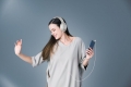xperia-10-lifestyle-listening-999-301-1212.jpg
