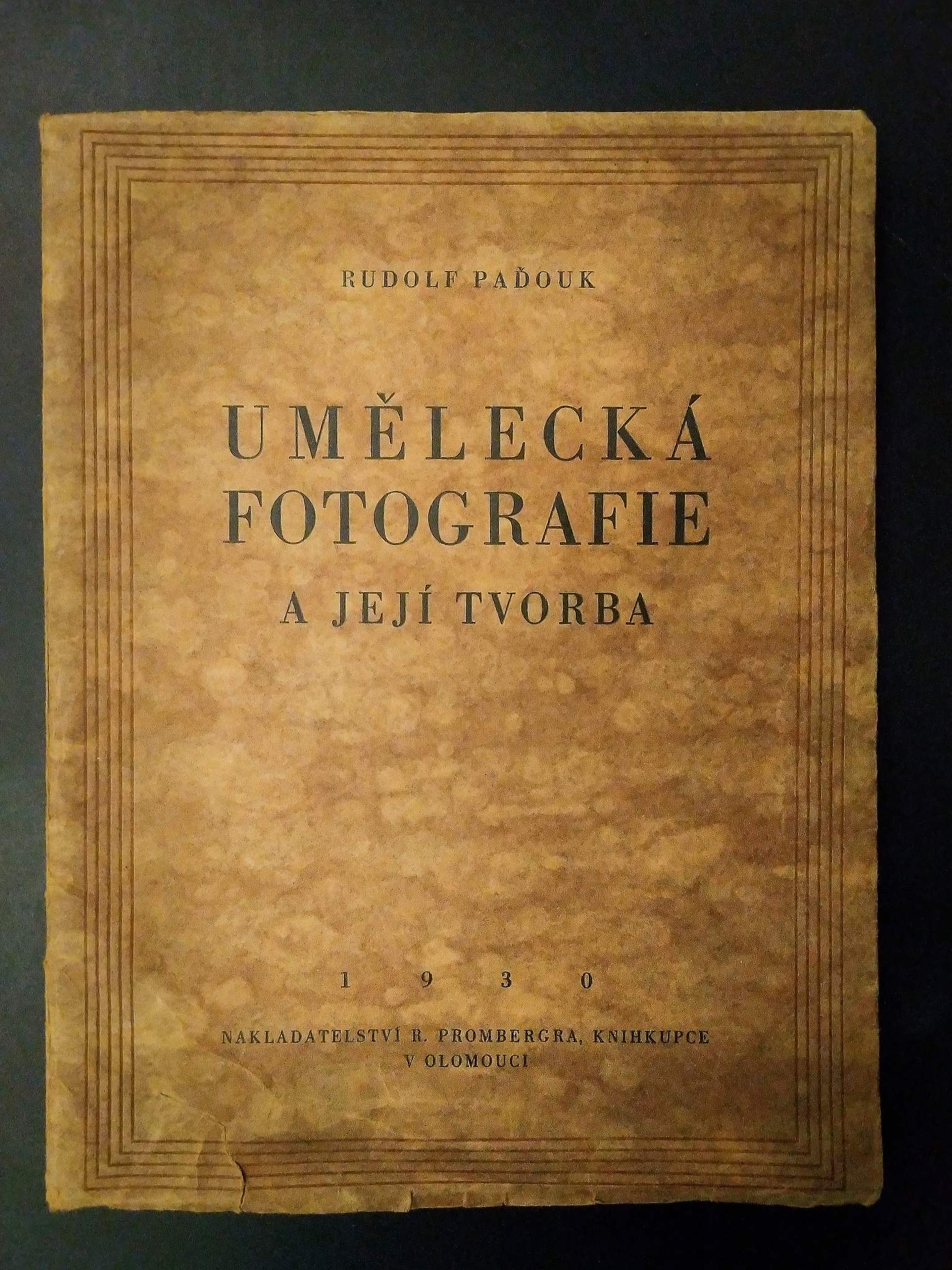 Kniha Umělecká fotografie - autor a zakladatel fotoklubu je Rudolf Paďouk st.