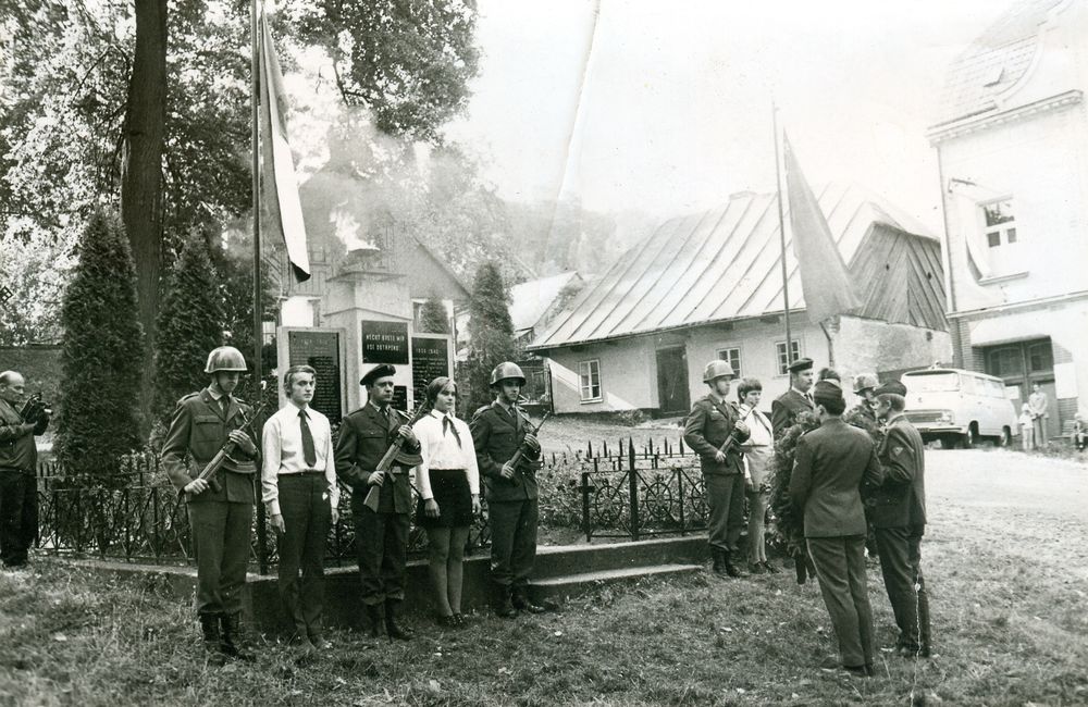 pomnik-padlych,-70.leta.jpg