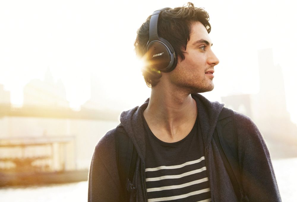 bose-soundlink-around-ear-lifestyle-3.jpg