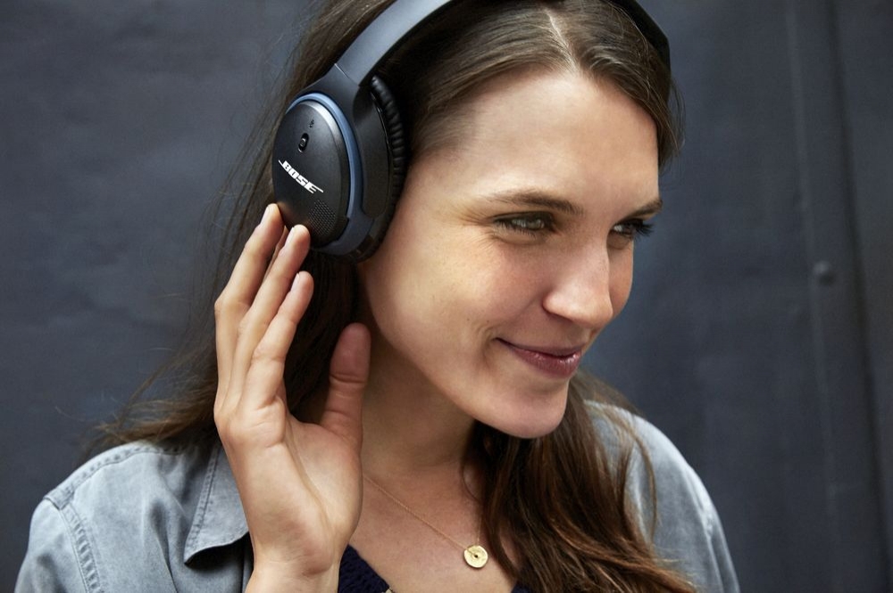 bose-soundlink-around-ear-lifestyle-5.jpg