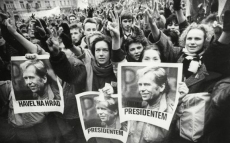 mmp-demonstranti-s-portrety-v-havla-foto-pavel-hroch-v.jpg