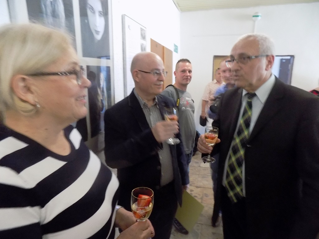 NOVOZÁMOCKÍ FOTOGRAFI ZNÁMI NEZNÁMI v minigalerii kina Mier 