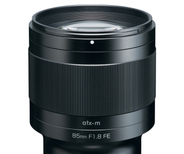 Tokina atx-m 85 mm f/1,8 FE v ruce