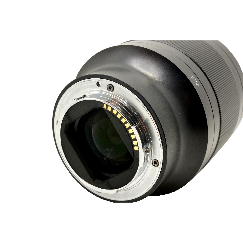 Tokina atx-m 85 mm f/1,8 FE v ruce