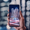 Prodeje mobilních telefonů v letošním roce výrazně stoupají, ovlivňuje je ale nedostatek čipů, bez něhož by byl růst ještě vyšší.
