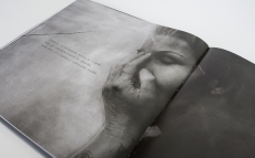 Fotografická art kniha Barbory Jelínková Rozpomenutí s portréty Vilmy Cibulkové, Ivany Jirešové, Jana Hrušínského, Lukáše Musila a dalších osobností