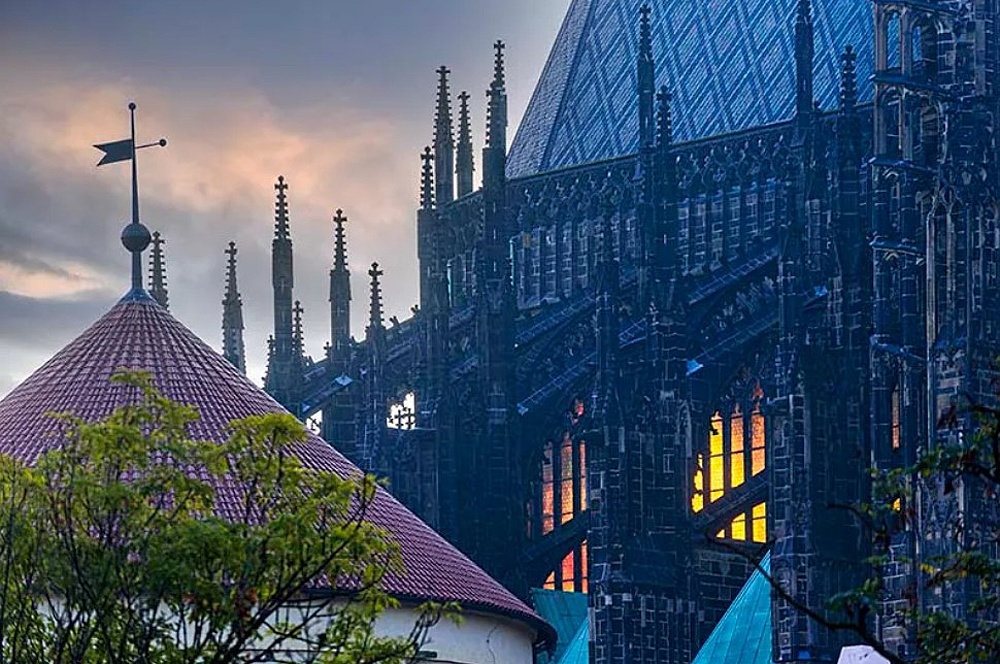 Neobvyklý pohled do katedrály sv. Víta, sv. Václava a sv. Vojtěcha od busty Karla IV.