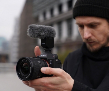 3.-m-pz-lens-ilce7s3-movie-shooting-large.jpg