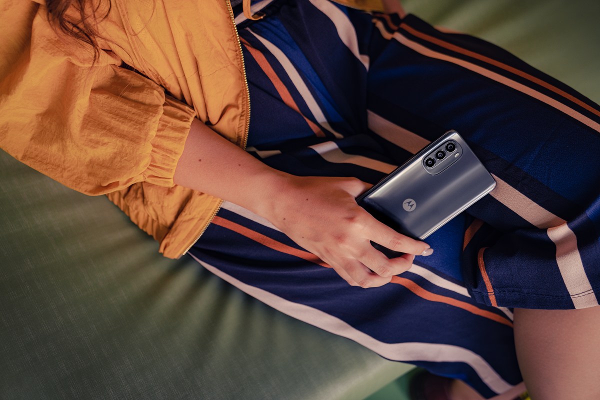 2022-moto-g52-gallery-shoot-professional-shot-6.jpg
