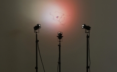 20-jiri-thyn-bez-nazvu-ze-serie-drawing-by-light-2010-instalace-kombinovana-technika-63-x-83-x-11-cm-galerie-hl-mesta-prahy-783x1200.jpg