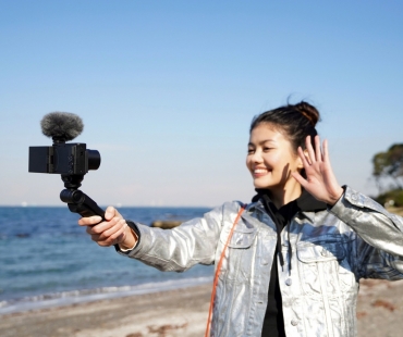 5.-ecm-g1-with-zv1-vlog-situation-image.jpg