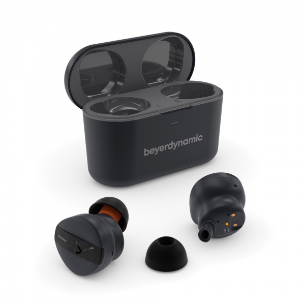 beyerdynamic-freebyrd-21-01-earbuds-open-case-tableview-black-v1.jpg