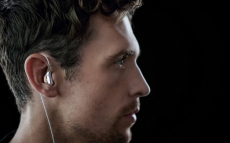 pic-xelento-remote-2nd-gen-22-08-male-model-denis-cebulec-side-view-close-up-v1.jpg