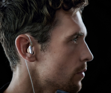 pic-xelento-remote-2nd-gen-22-08-male-model-denis-cebulec-side-view-close-up-v1.jpg