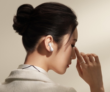 mkt-音频系列-lifestyle-shot-hq-mkt-freebuds5-character-white-woman2-16-9-jpg-20230227.jpg