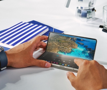 067-galaxy-fold5-hands-on-cream-hi.jpg