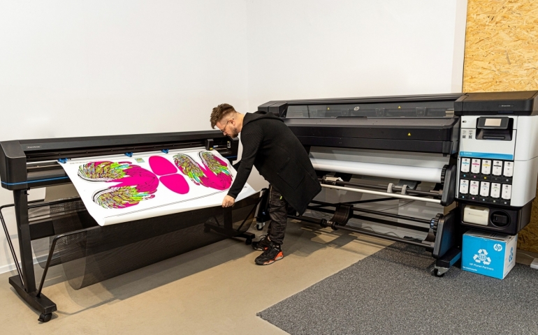 hp-latex-630-w-and-print-and-cut-lifestyle-shot.jpg