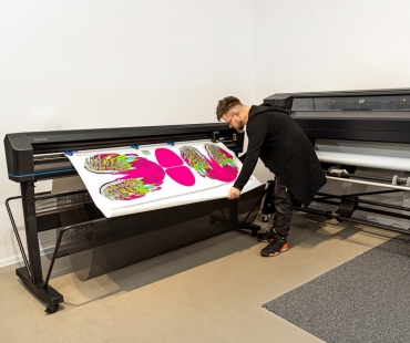 hp-latex-630-w-and-print-and-cut-lifestyle-shot.jpg
