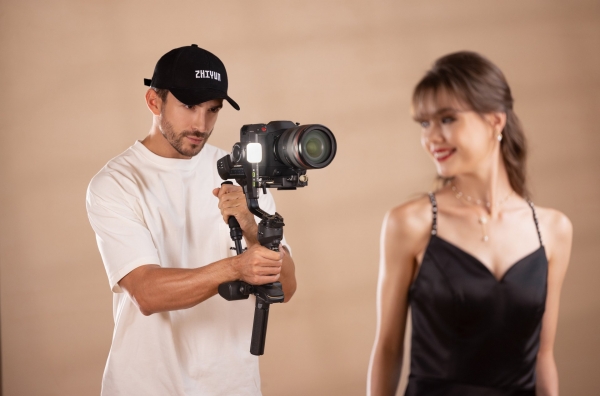 124204-zhiyun-crane-4-lifestyle-1751.jpg
