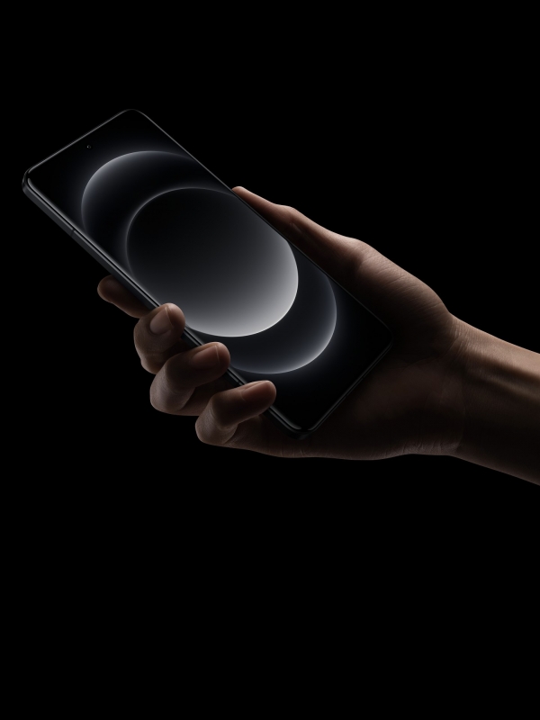 n1-black-hand-hold-2.jpg