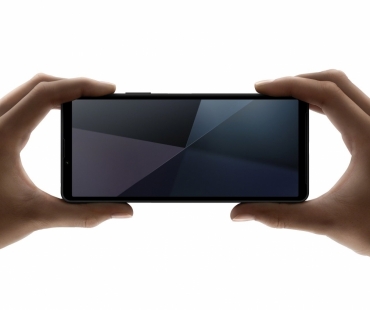 xperia-10-vi-in-hand-capturing-both-hand.jpg