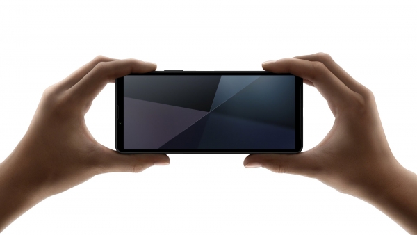 xperia-10-vi-in-hand-capturing-both-hand.jpg