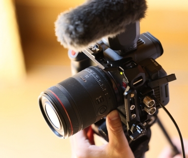 rf-35mm-f1.4l-vcm-lifestyle2.jpg