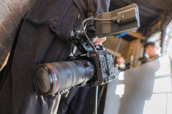 eos-c400--lifestyle-.jpg