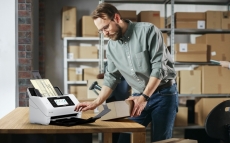 fy23-sus2-19-lifestyle-image-logistics--rnl.jpg