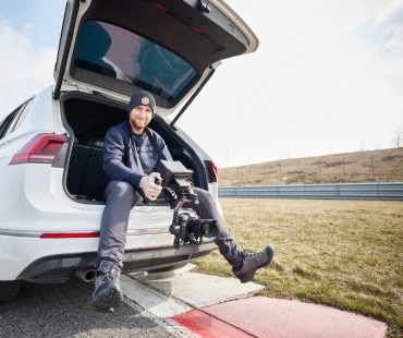 ondřej-lukáš-a-natáčení-car-to-car-na-autodromu-v-mostě---foto-makepro.jpg