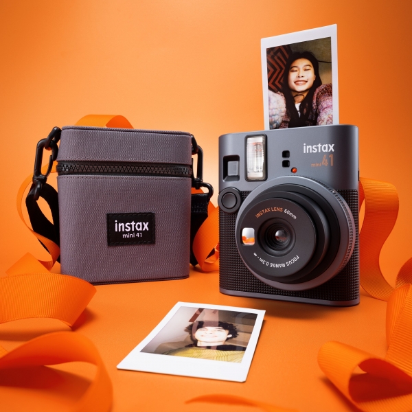 (high-res)-instax-mini-41---lifestyle-images---09-gifting-abstract---(1-1).jpg