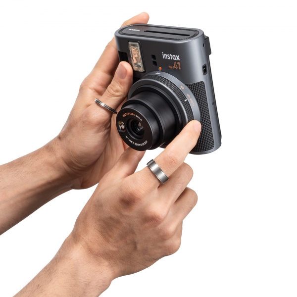 (high-res)-instax-mini-41---promotional-images---09-turning-the-dial---(1-1).jpg