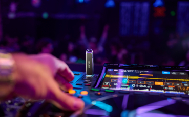 sndk-dj-flash-drive-lifestyle-11.jpg