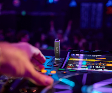 sndk-dj-flash-drive-lifestyle-11.jpg