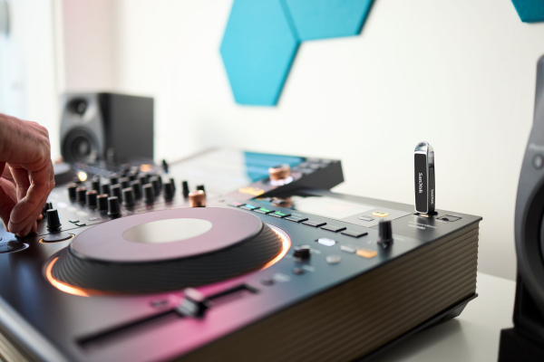 sndk-dj-flash-drive-lifestyle-21-(1).jpg