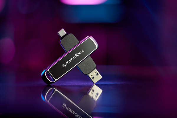 sndk-dj-flash-drive-lifestyle-7.jpg