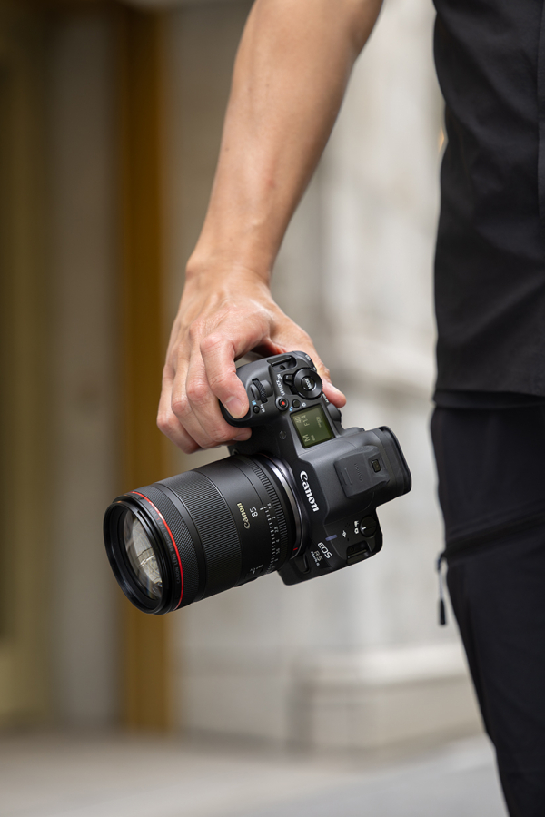 rf-85mm-f1.4l-vcm-lifestyle.jpg