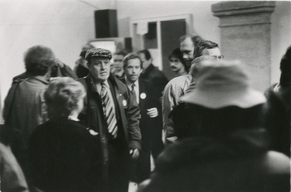 16.-z-cyklu-aurora-(radim-palouš,-václav-havel),-praha,-listopad-1989.jpg