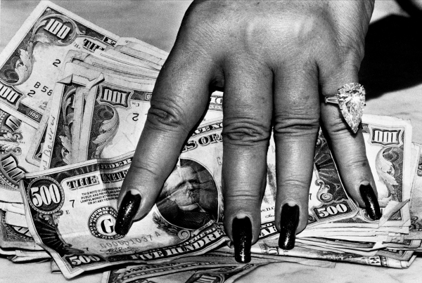 2a-helmut-newton,-fat-hand-with-dollars,-monte-carlo,-1984,-copyright-helmut-newton-foundation.jpg