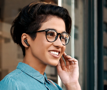 dell-pro-plus-earbuds-(eb525)-lifestyle.jpeg