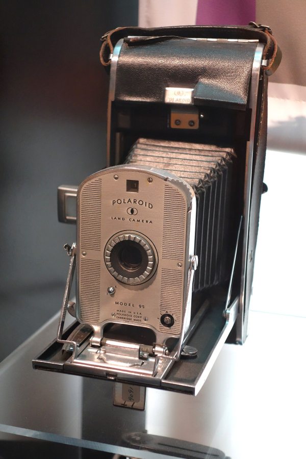 1440px-polaroid-land-camera-model-95---mit-museum---dsc03766.jpg