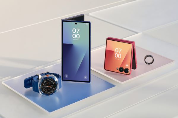 021-combo-galaxy-zfold7-jetblack-zflip7-coralred-watch-ultra-titaniumblue-ring-titaniumblack.jpg