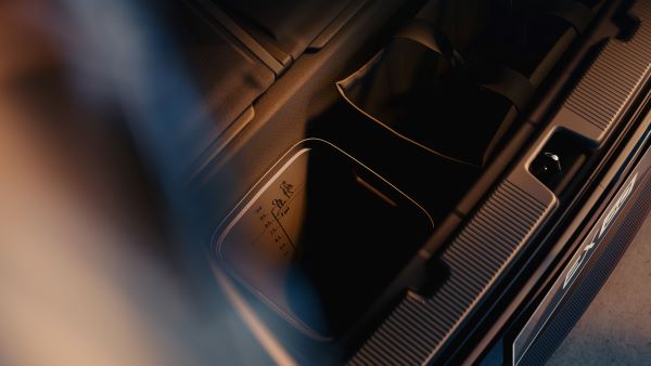 ex60-interior-smart-storage.jpg