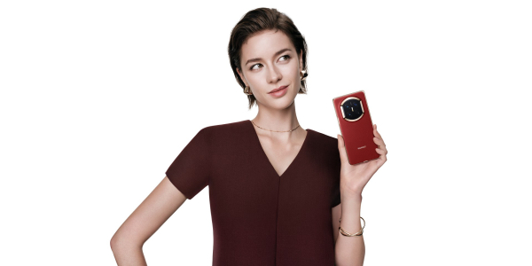 mate-x7-red-woman-headquarter-mkt-delphi-ksp-shot-life-style.jpg