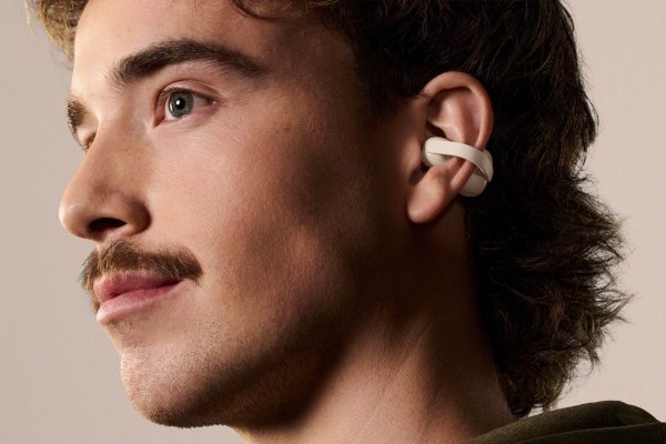 linkbudsclip-greige-lifestyle-heroimage-closeup-large.jpg