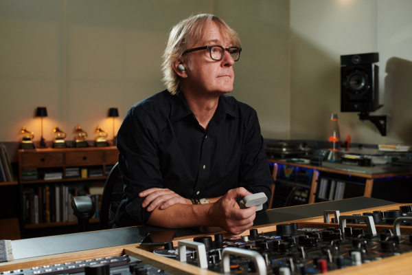 wf-1000xm6-co-creation-coastmastering-michaelromanowski-listening.jpg