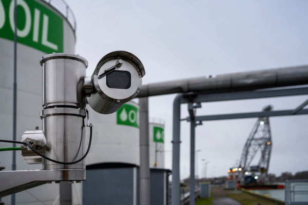 axis-x1100-explosion-protected-ptz-camera,-oil-terminal-harbour-en-us-516805.jpg