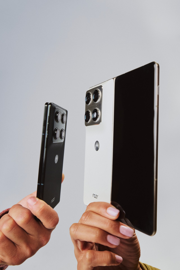 razr-fold---lifestyle-39.jpg