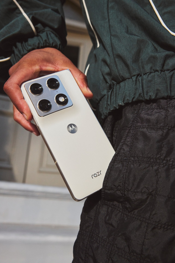 razr-fold---lifestyle-8.jpg